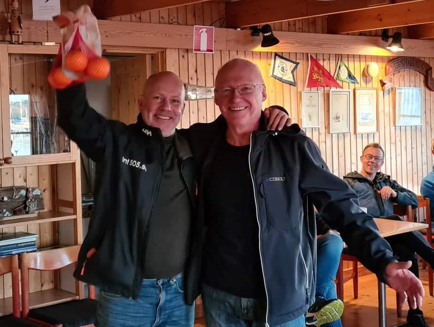 Sven och Fredrik trea med apelsiner